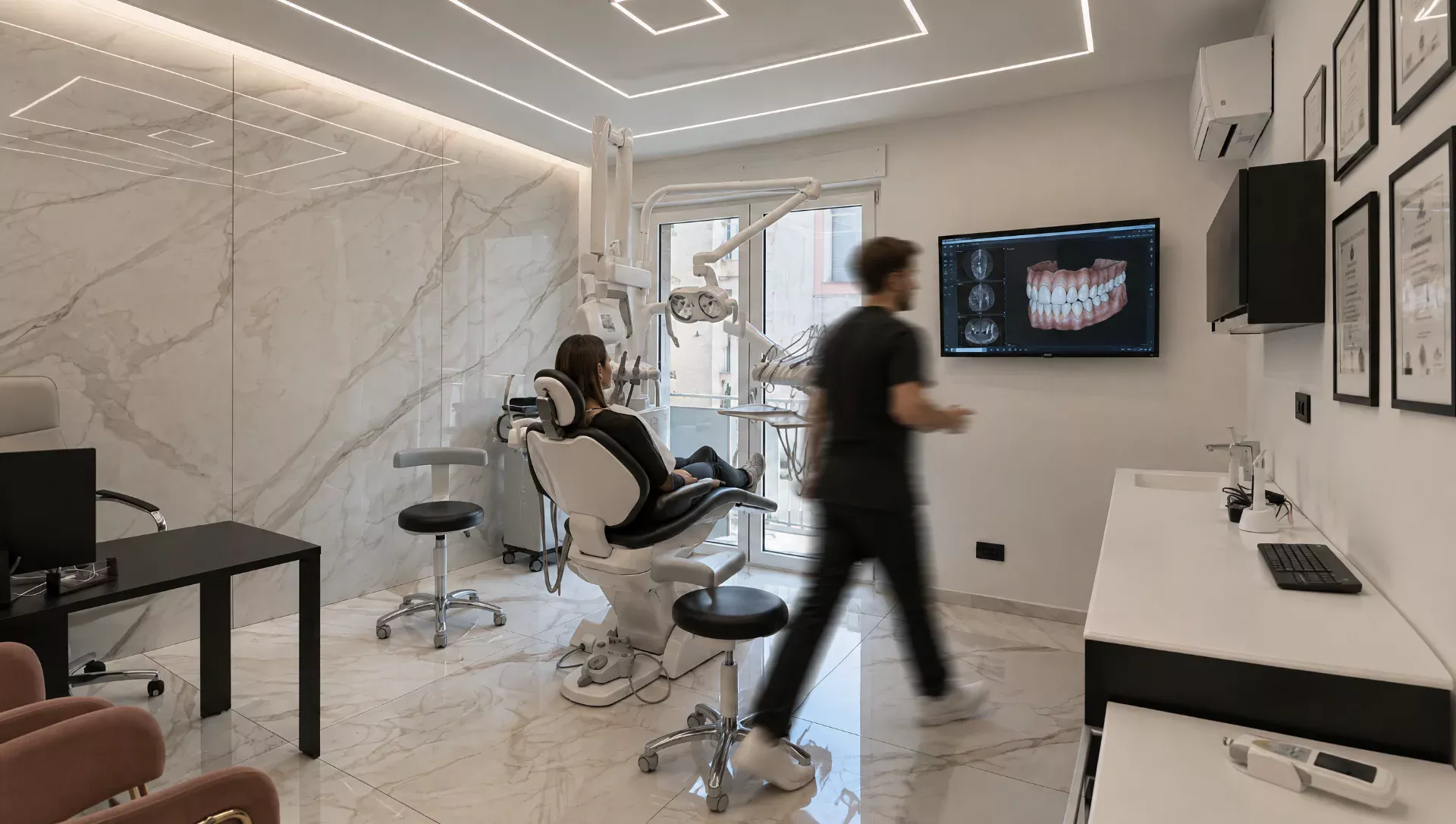 Sala di trattamento dello studio dentistico con riunito e radiografia sul monitor